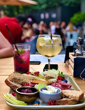 Ever After, restaurant cu bar